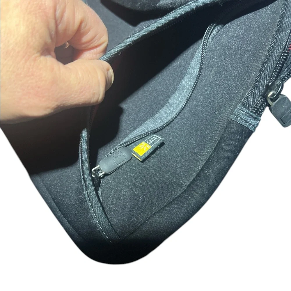 CASE LOGIC | BLACK TABLET CARRYING CASE WITH SIDE POCKET